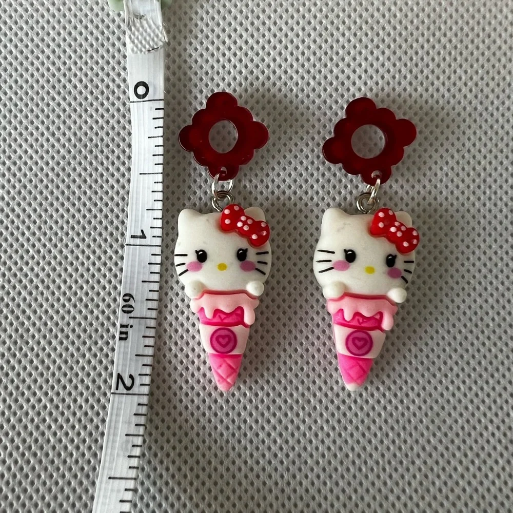 Hello Kitty earrings - Picture 3 of 5
